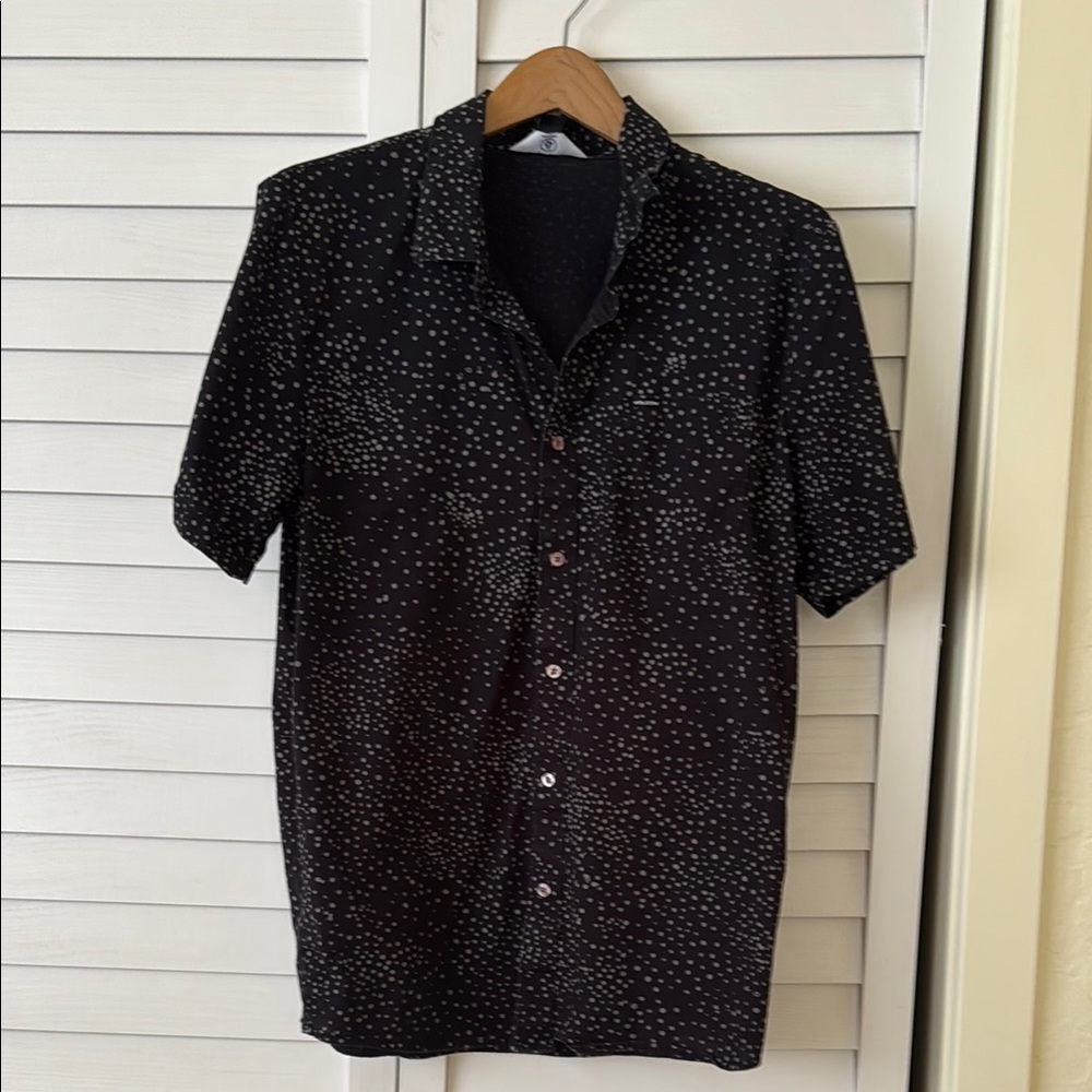 Volcom starburst button down L